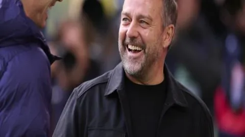 “浓眉虽可赛季休战却情系篮坛，坚持战至赛季终章！”