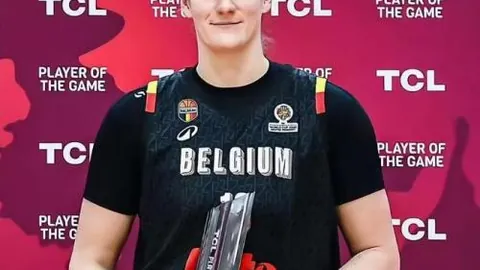 “匈甲生死较量：往绩辉煌客军强势来袭，谁能逆袭保级悬念？”